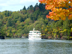 秋の十和田湖 遊覧船